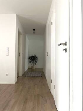 Flur vom Wohnzimmer Richtung Ausgang - 