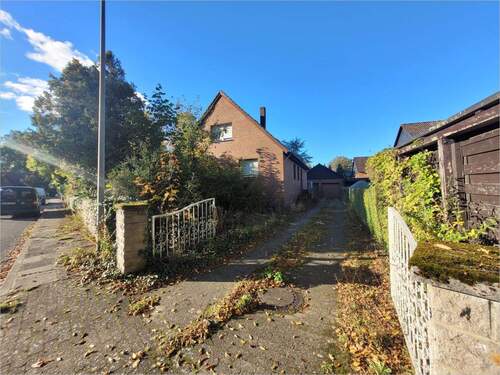 Außenansicht - Großzügiges Grundstück mit zwei Einfamilienhäusern und Doppelgarage in ruhiger Lage