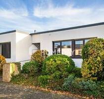 Winkelbungalow mit nicht einsehbarem Garten, Südwestterrasse und 2 Garagen in Bonn