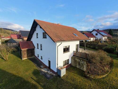 Hausfassade /Holzstall /Garten - 