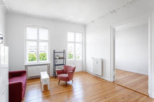Wohn- und Essbereich - Bezugsfreie Wohnung: Historischer Charme trifft modernen Komfort in Gesundbrunnen.