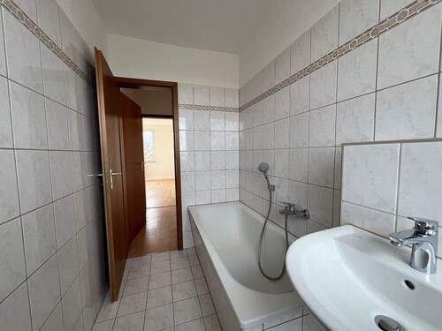 Wannenbad 1 Blick Tür - 