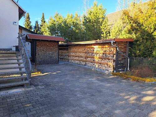 Einganggstreppe mit Holzlager.jpg - 4 Zimmer Einfamilienhaus zum Kaufen in Radeburg