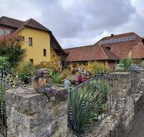 Freistehendes, lichtdurchflutetes Wohnhaus mit großem Grundstück in hervorragender Wohnlage - Segnitz