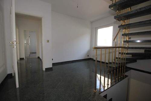 Treppenhaus - 5 Zimmer Einfamilienhaus in Wölfersheim