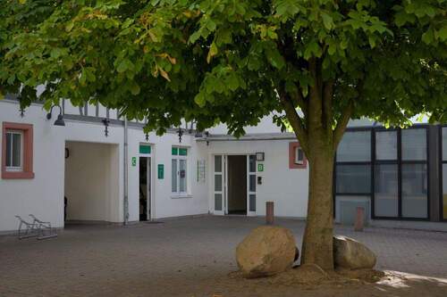 Innenhof mit Blick auf Eingang - 