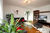 Wohnbereich - BERK Immobilien - Charmante 2-Zimmer-ETW mit großzügiger Terrasse, Garten, Garage + Dachboden