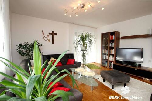 Wohnbereich - BERK Immobilien - Charmante 2-Zimmer-ETW mit großzügiger Terrasse, Garten, Garage + Dachboden