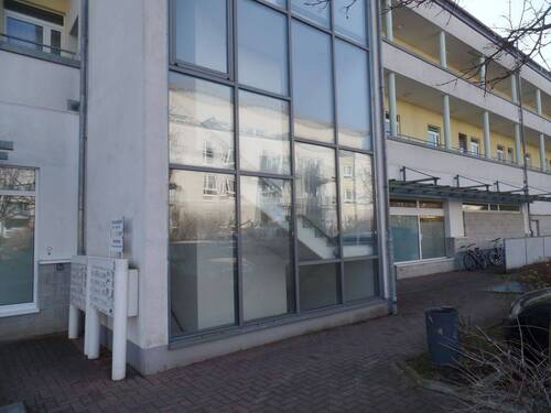 Fassade - Synergieeffekte nutzen: Bürofläche mieten, Schaufensterfläche bei Bedarf dazubuchen!