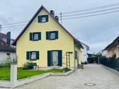 Straßenansicht mit Zufahrt.jpg - Siedlerhäuschen zur liebevollen Restauration