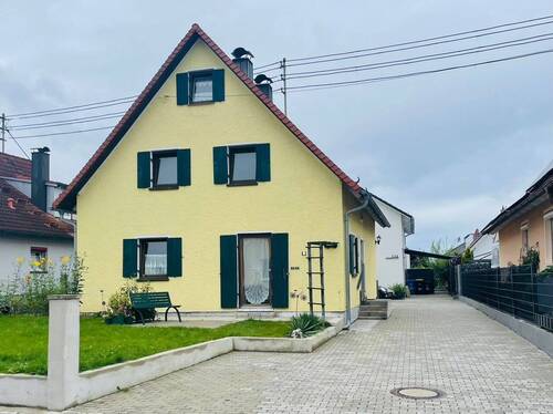 Straßenansicht mit Zufahrt.jpg - Siedlerhäuschen zur liebevollen Restauration