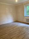 Schlafzimmer mit Bodenbelag in Holzoptik - 2 Zimmer Etagenwohnung in Frankfurt am Main