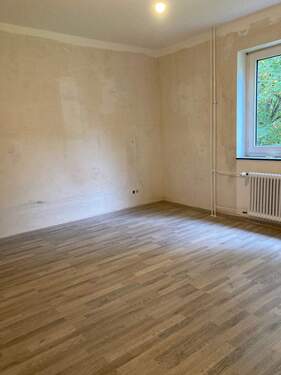 Schlafzimmer mit Bodenbelag in Holzoptik - 2 Zimmer Etagenwohnung in Frankfurt am Main