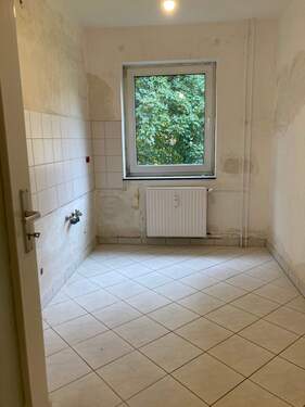 Küche mit weißen Boden- und Wandfliesen - 