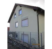 Teilvermietetes Dreifamilienhaus in Oerlenbach, OT mit 2 Doppelgaragen und 2 Kfz-Stellplätzen