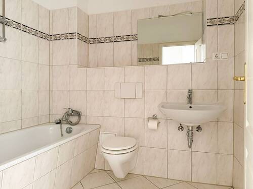 Badezimmer mit Wanne - 