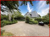 Zufahrt und Hofplatz mit Blick aus Westen - 
