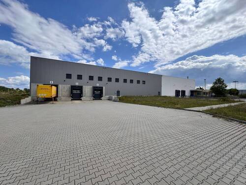 Ansicht Zufahrt Tor 2 - Halle zum Kaufen in Delitzsch