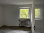 3. ZImmer mit Blick zum Fenster, heller Boden und helle Wände.PNG - Etagenwohnung mit 83,00 m² in Baunatal zur Miete
