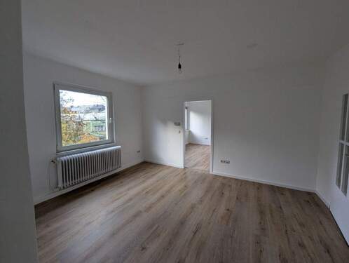 Wohnzimmer mit Tür zum Schlafzimmer - *** Klinikviertel *** Helle 2-Zimmerwohnung im 2. OG zum Sofortbezug