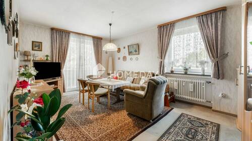 Wohnzimmer 1 - Attraktive 3-Zimmer-Wohnung mit Süd-Loggia in ruhiger Lage von Neuburg a. d. Donau