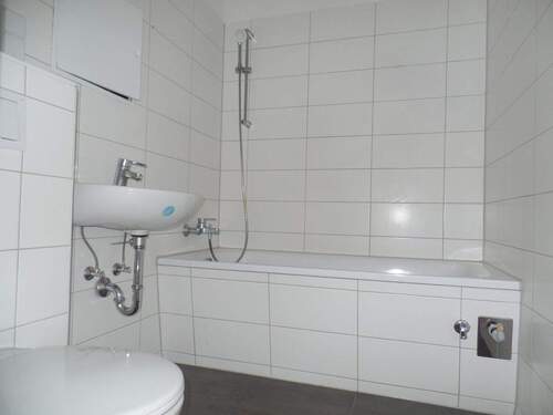 Wannenbad - 4 Zimmer Etagenwohnung zur Miete in Halle (Saale)