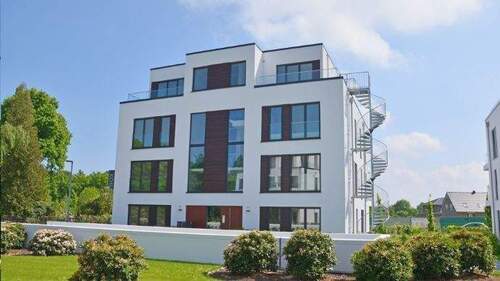Eingangsansicht - Neuwertige Obergeschosswohnung mit Tiefgaragenstellplatz, Lift, modernster Erdwärmetechnik sowie Südloggia in zentraler Lage von Rastede