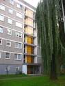 Vorderansicht eines mehrgeschossigen Wohnhauses mit Eingang - 1 Zimmer Etagenwohnung in Kassel