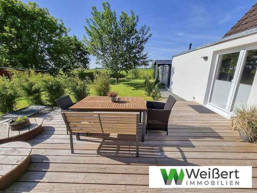 Titelbild - Wohnen, wo andere Urlaub machen - saniertes Einfamilienhaus mit 2.050 m² Grundstück, Sauna und Feldblick