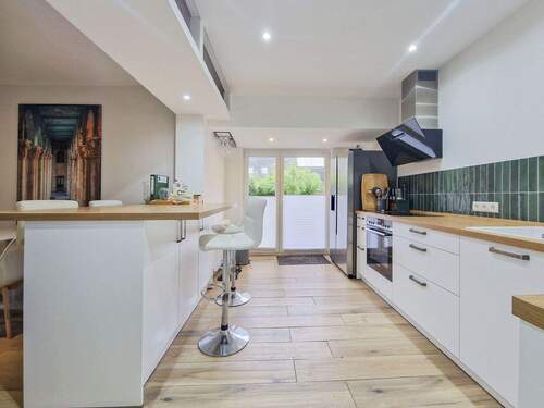 Küche im EG mit Zugang zur Terrasse - 