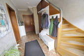 Flur mit Treppe zum DG - 
