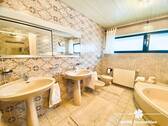 großes Badezimmer - 