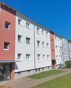 Berliner Straße 40 - 46 Vorderansicht (Eingangsbereich) eines Mehrfamilienhauses in grüner Umgebung - Gemütliche 3-Zimmer-Wohnung Nähe Schulzentrum in Korbach