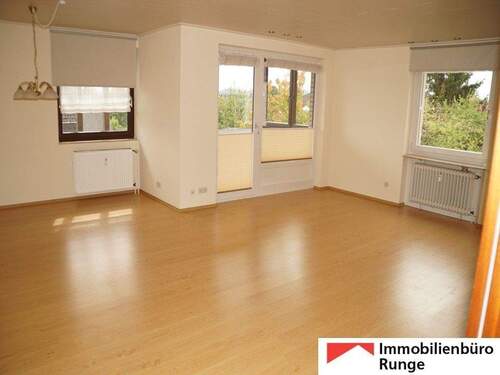 großes Wohnzimmer mit Balkon.jpg - Exklusive Eigentumswohnung mit zwei Balkons, Fahrstuhl und Tiefgaragenstellplatz in Bad Nenndorf