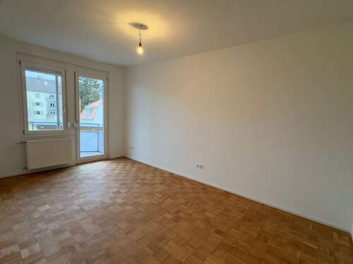 Essbereich mit anschließender Küche und Zugang zum Balkon - 