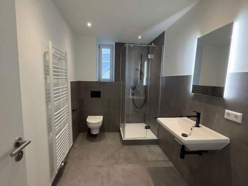 Großes Tageslichtbadezimmer - 