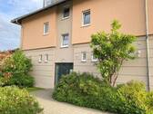 Seiteneingang zu den Wohnungen - 1 Zimmer Mehrfamilienhaus, Wohnhaus in Oberkotzau