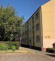 Ansicht eines Mehrfamilienhauses in der Siedlung - Modernisierte, schöne 2-Zimmerwohnung in Zeilsheim sucht SIE!