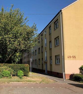 Ansicht eines Mehrfamilienhauses in der Siedlung - Modernisierte, schöne 2-Zimmerwohnung in Zeilsheim sucht SIE!
