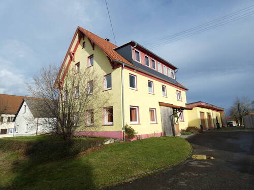 HausansichtSüdwest2.JPG - Üppiges Wohnraumangebot auf riesigem Grundstück!