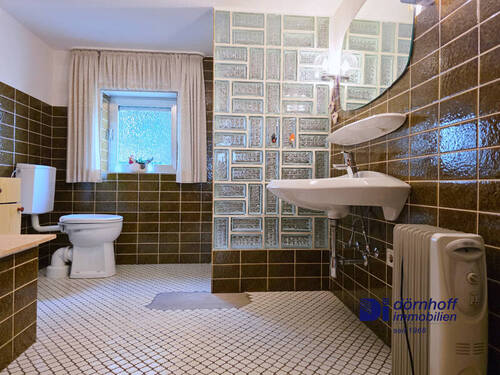 Badezimmer mit Dusche und Wanne EG - 