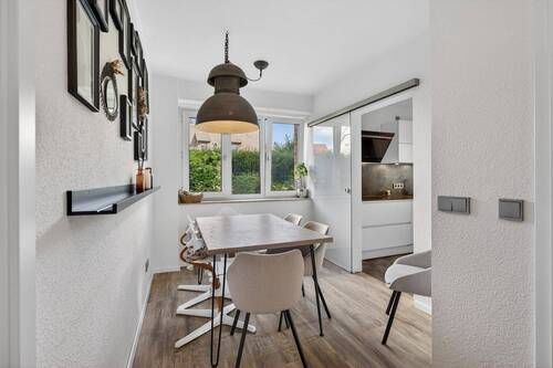 Küche und Essbereich mit flexibler Raumtrennung durch Glasschiebetür - 3 Zimmer Etagenwohnung in Herten