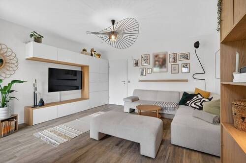 Großzügiges Wohnzimmer mit angenehmer Raumwirkung - 