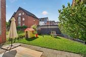 Südterrasse mit eingezäuntem Gartenbereich und abschließbarem Gartentor - 