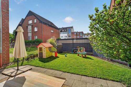 Südterrasse mit eingezäuntem Gartenbereich und abschließbarem Gartentor - 