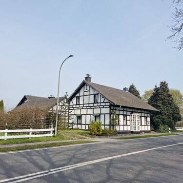 Frontansicht - Fachwerkhaus mit Einliegerwohnung und Pferdeboxen mit ca. 14.000 m² Grundstück am Niederrhein