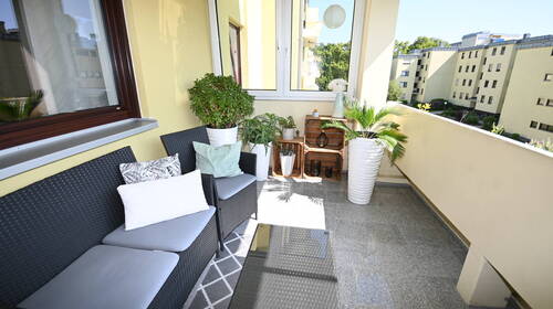 ... mit Zugang auf den Balkon - Etagenwohnung mit 100,00 m² in Neumarkt in der Oberpfalz zum Kaufen