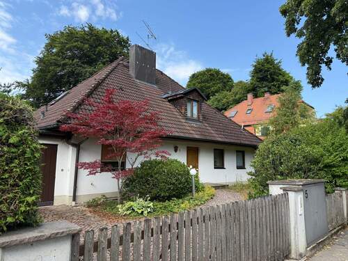 Hausansicht - Straße - Stilvolles Einfamilienhaus in Gauting