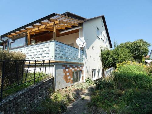 HausansichtSüdost.JPG - Üppiges Wohnraumangebot für Familien!