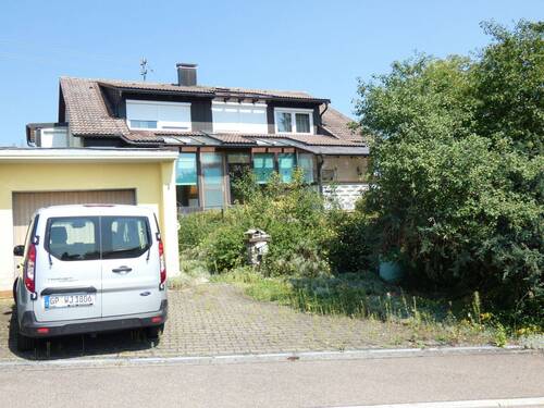 HausansichtAbstand.JPG - 1 Zimmer Mehrfamilienhaus, Wohnhaus zum Kaufen in Böhmenkirch